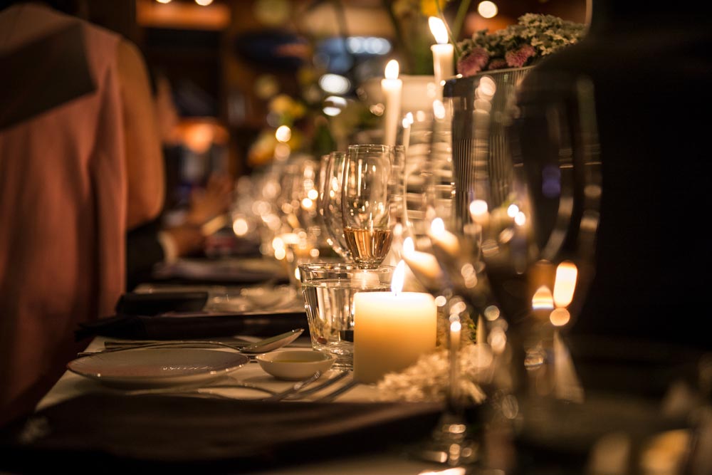 Elegant bordsdukning med levande ljus vid ett finare middagsarrangemang